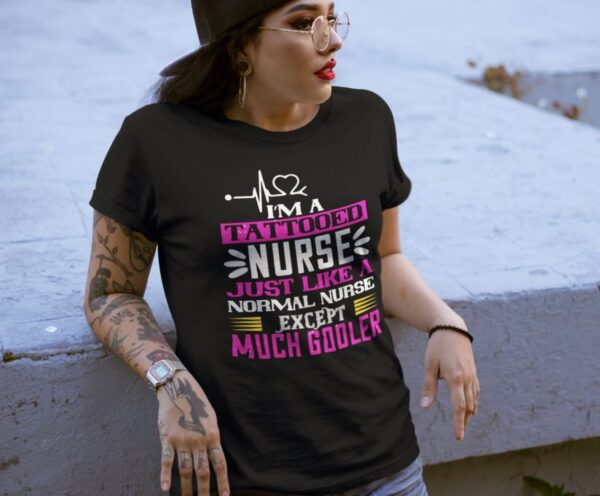 Tricou personalizat - Im a tattooed nurse